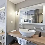 林多斯舒适套房旅馆